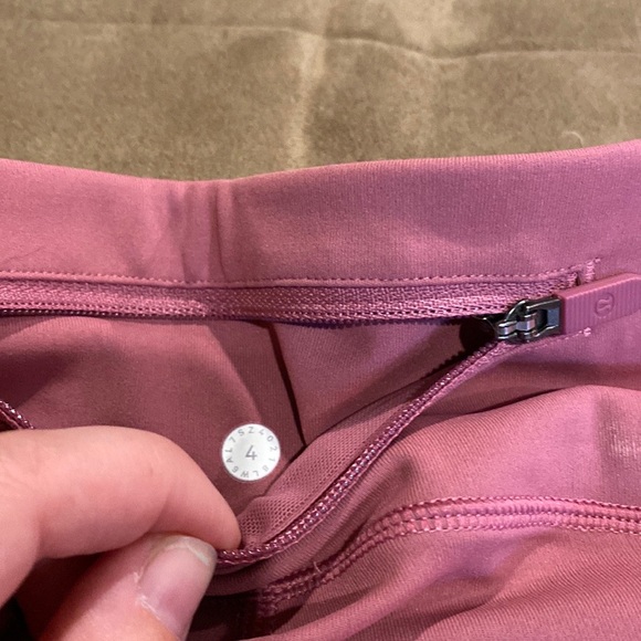 Lululemon Cropped Leggings with pockets. Size 4. Beautiful pink colour. - Picture 2 of 4